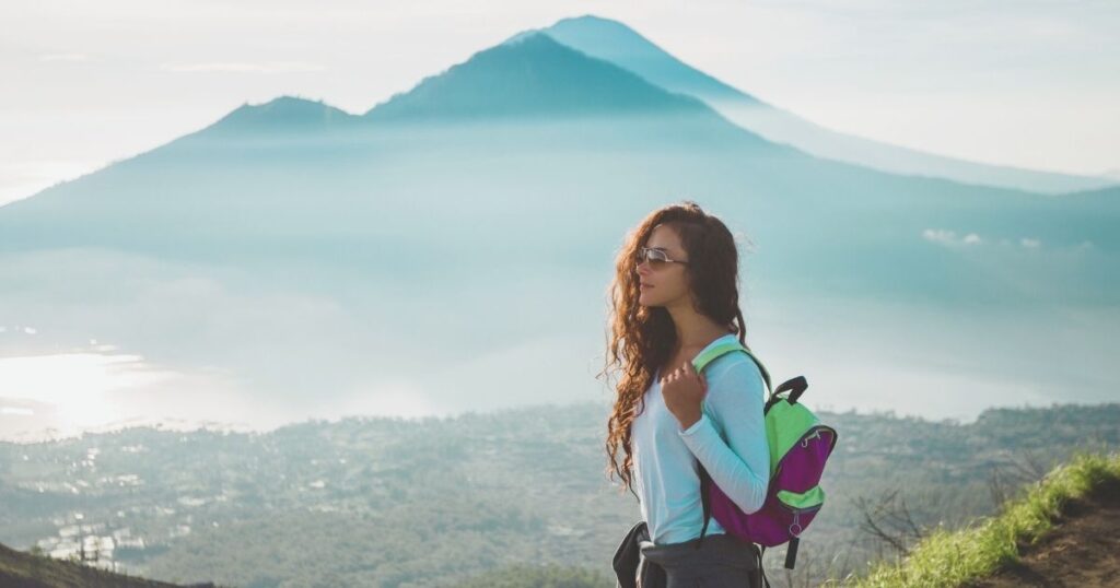 mujer nomada digital viajando por el mundo