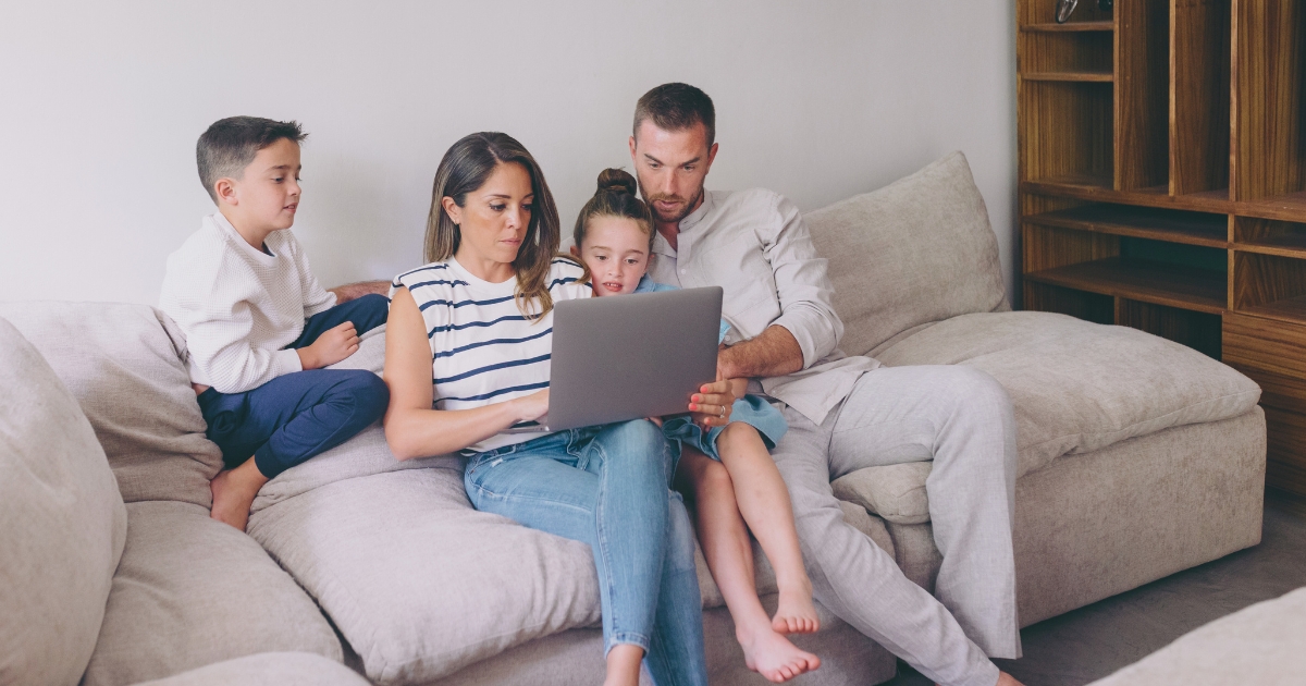 digital nomad family planning their next trips