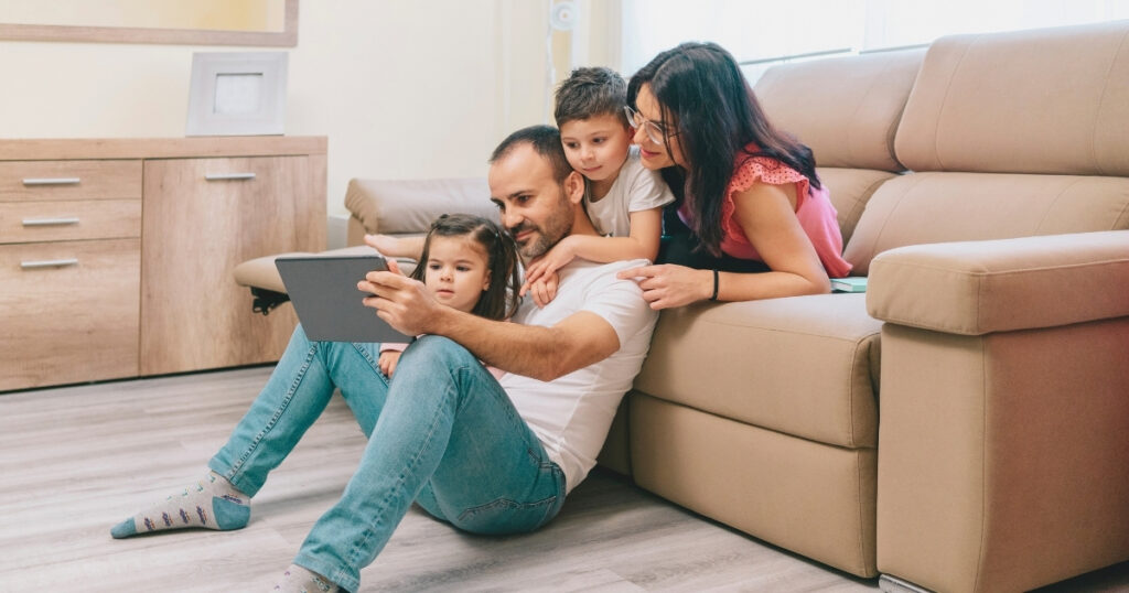 digital nomad family finding accommodation online