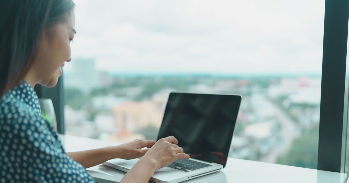 woman starting the digital nomad life