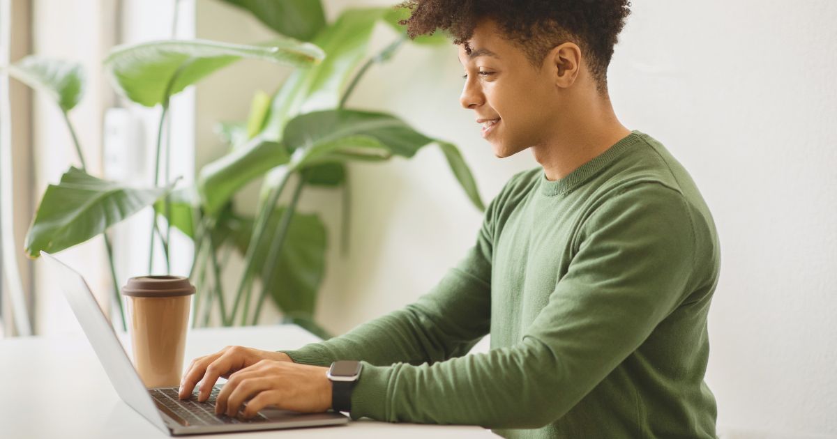 young man applying for the Spanish digital nomad visa