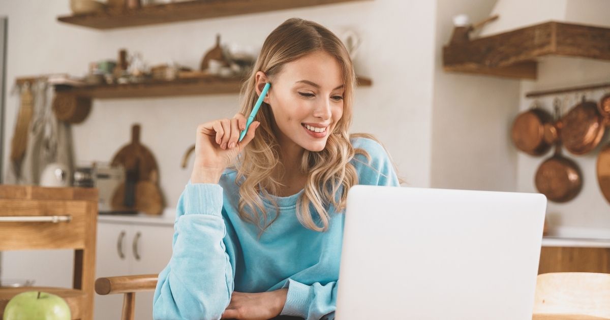 mujer nomada digital trabajando desde Costa Rica