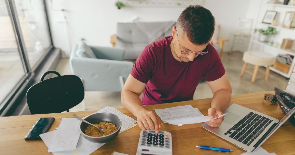 nomada digital haciendo calculos para financiar su vida