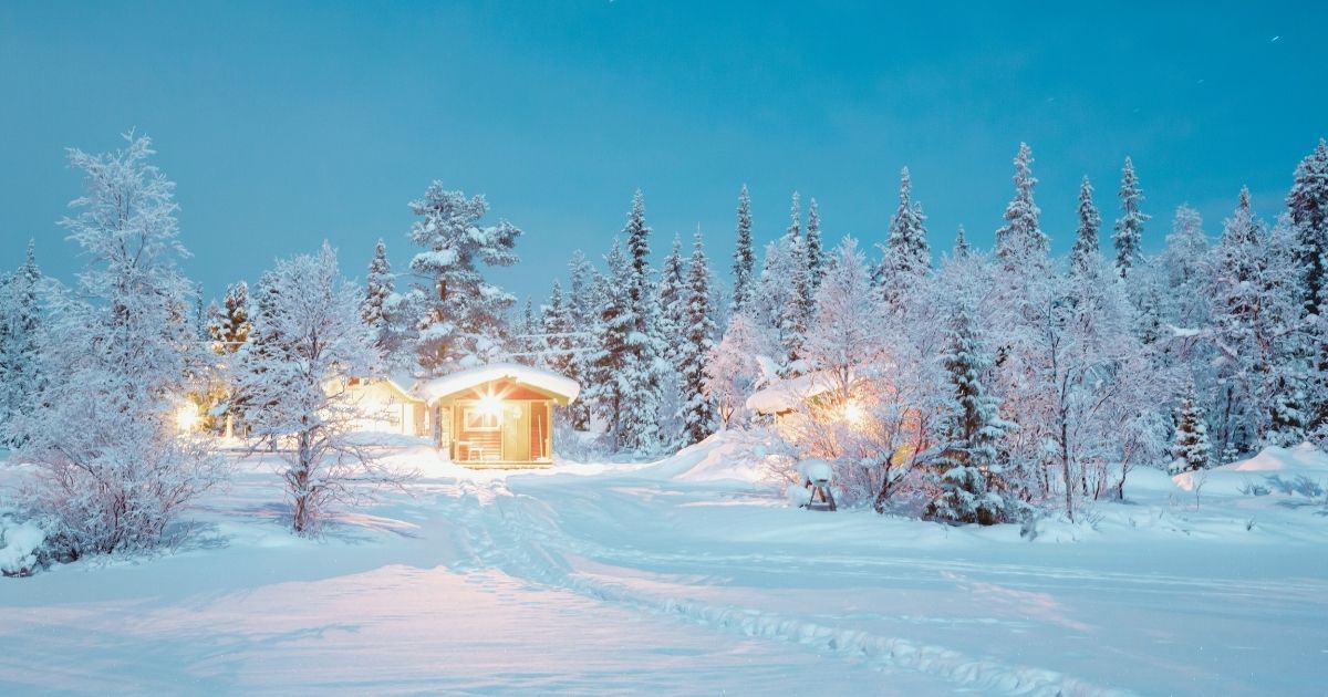casa tipica con nieve en Suecia