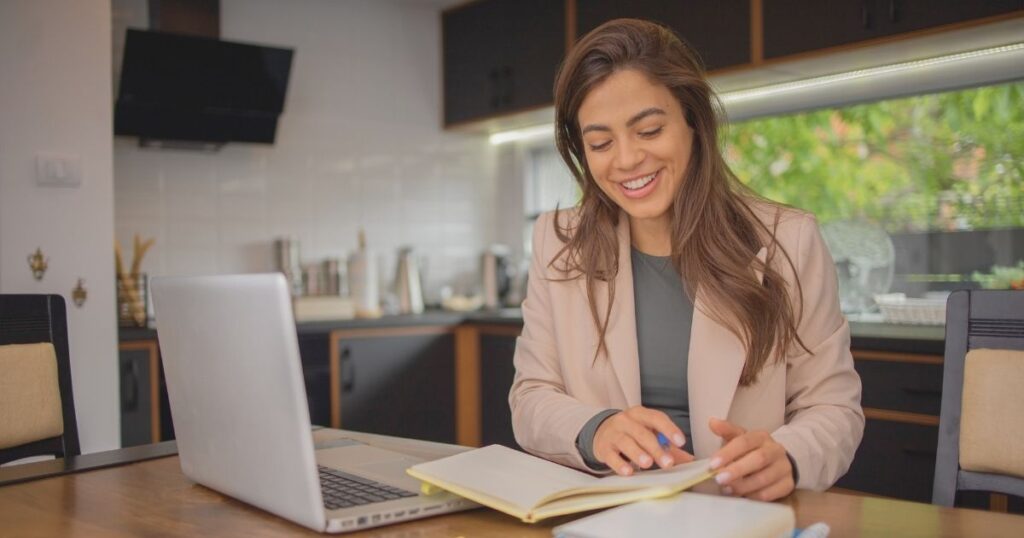mujer sonriente aprendiendo aleman básico