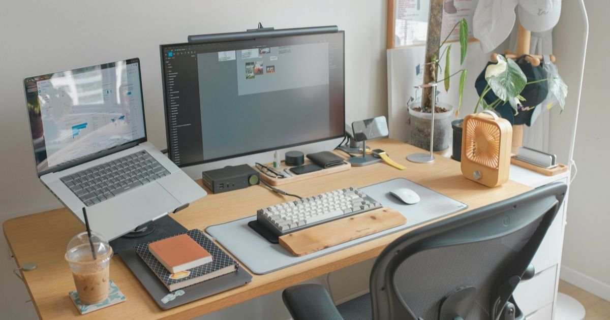 home office de un nomada digital