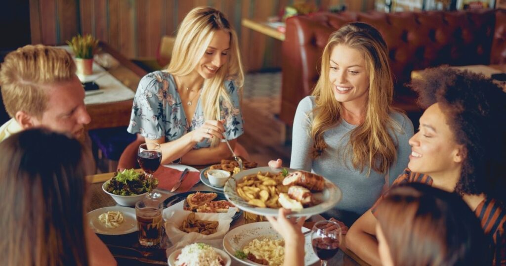 personas disfrutando de comida barata en Lisboa