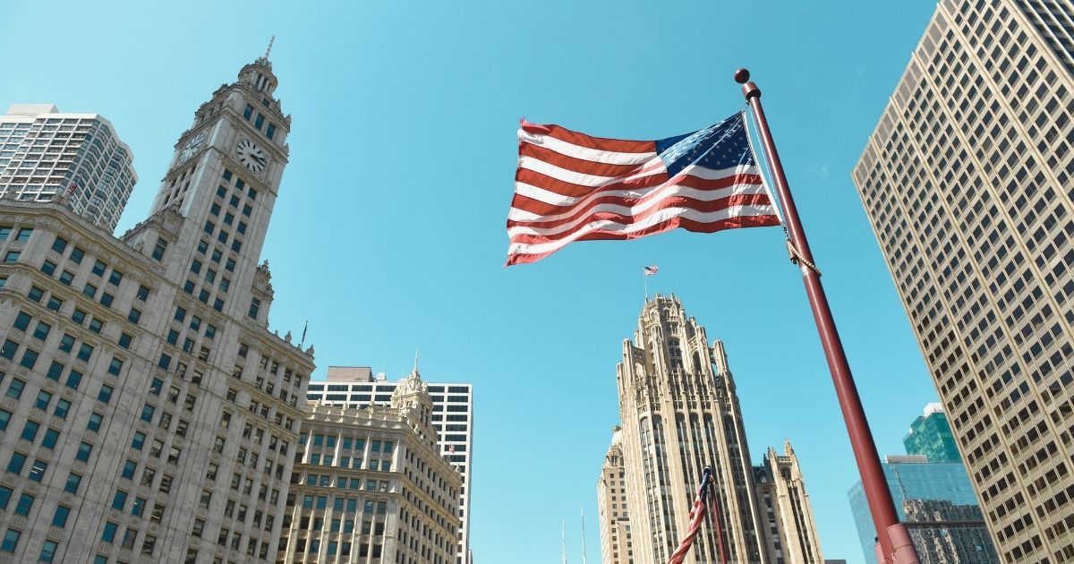 paisaje de edificios y bandera de EEUU
