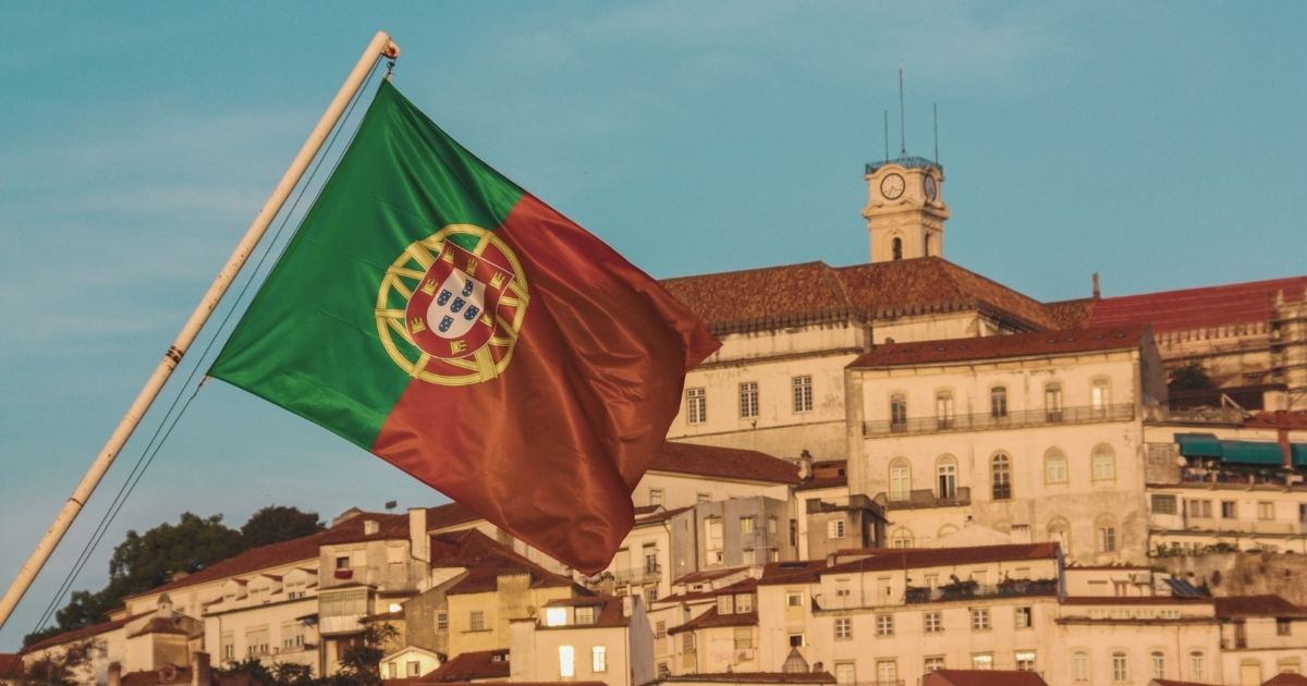 casas y bandera de Portugal