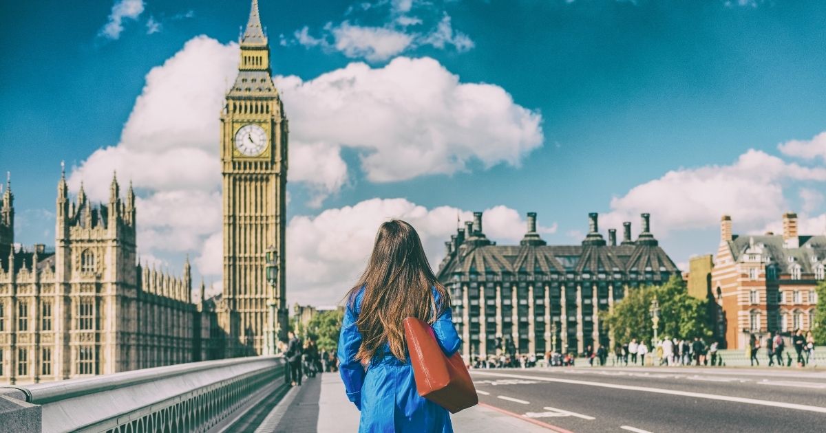 mujer explorando Londres, Inglaterra
