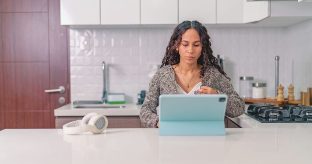 mujer nomada digital preocupada