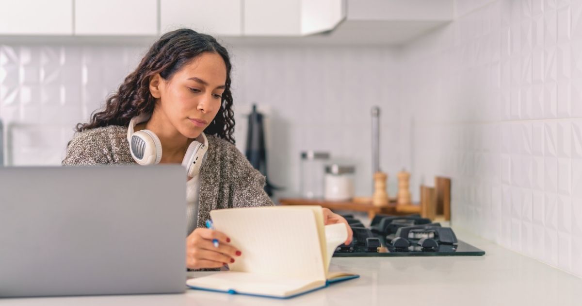 mujer nomada digital viviendo como inquilina