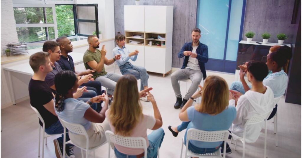 grupo de estudiantes praticando idiomas