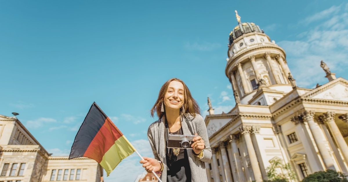 mujer sonriente explorando Alemania