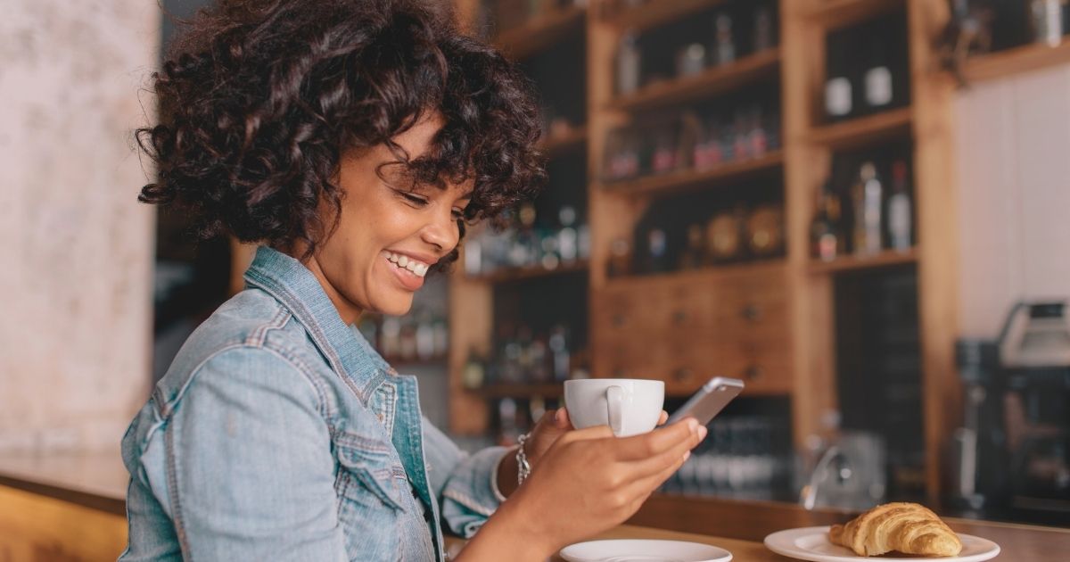 mujer sonriente activando esim en Iphone