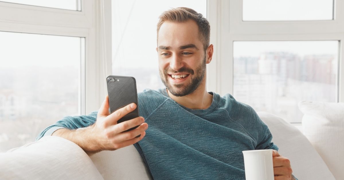 hombre sonriente activando esim en su Samsung