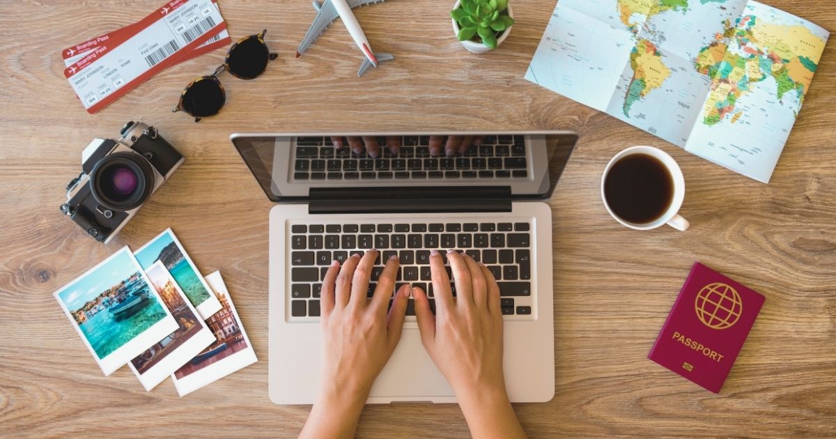 persona eligiendo un buen destino para nomadas digitales