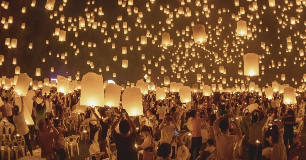 personas en famoso festival en Tailandia