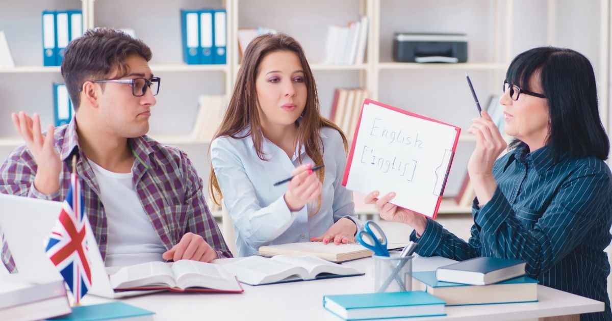 estudiantes aprendiendo ingles para viajar