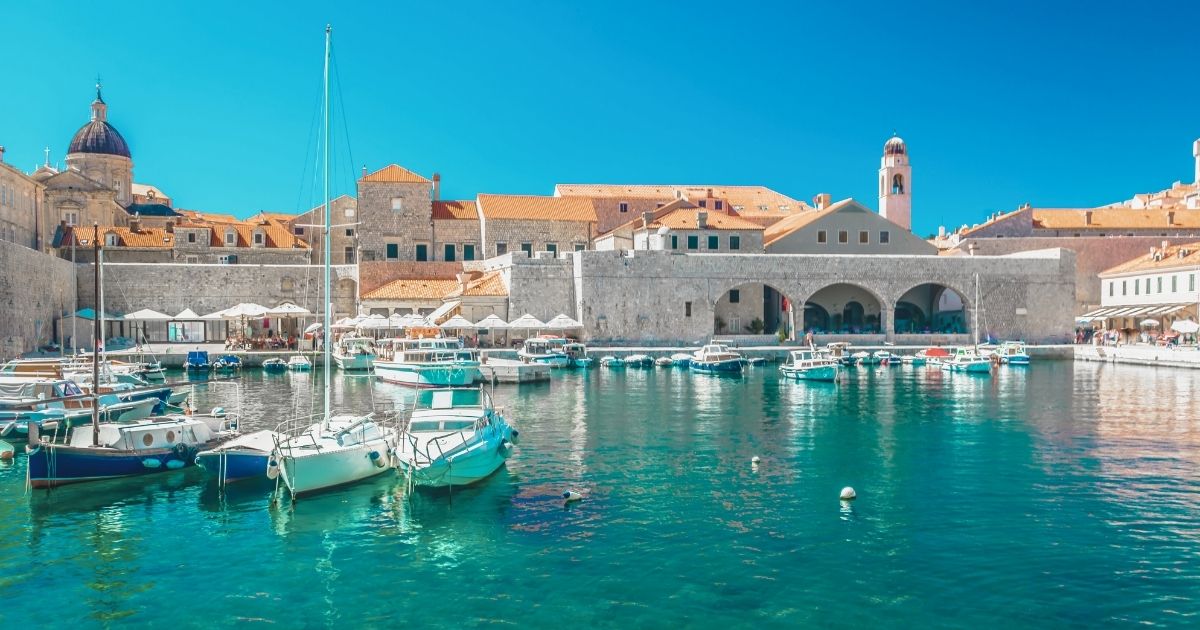 hermoso puerto en Croacia