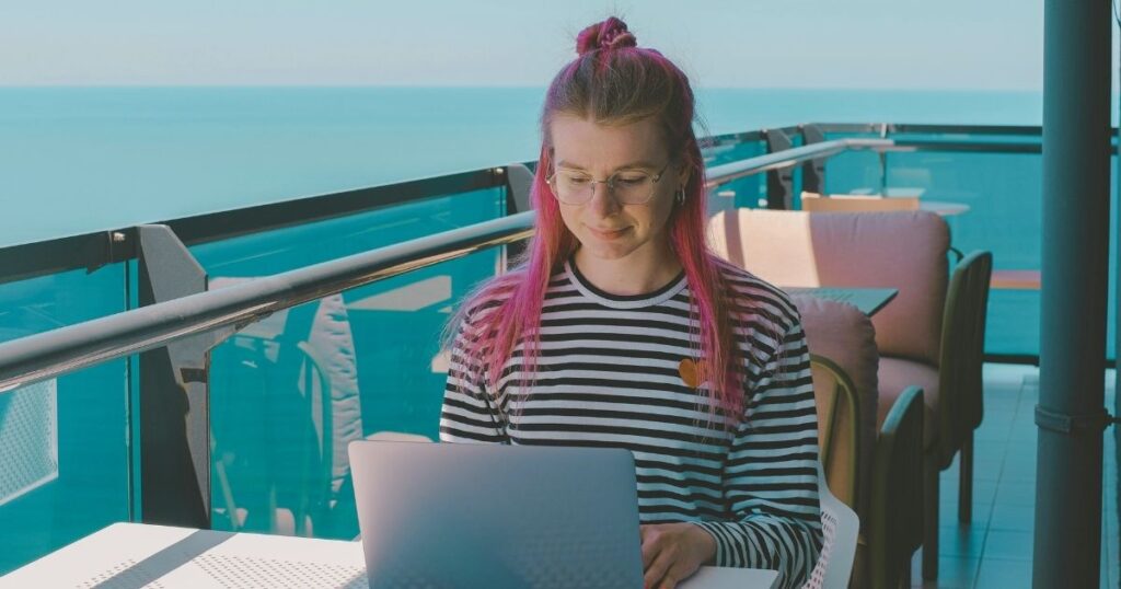 mujer joven trabajando desde Italia