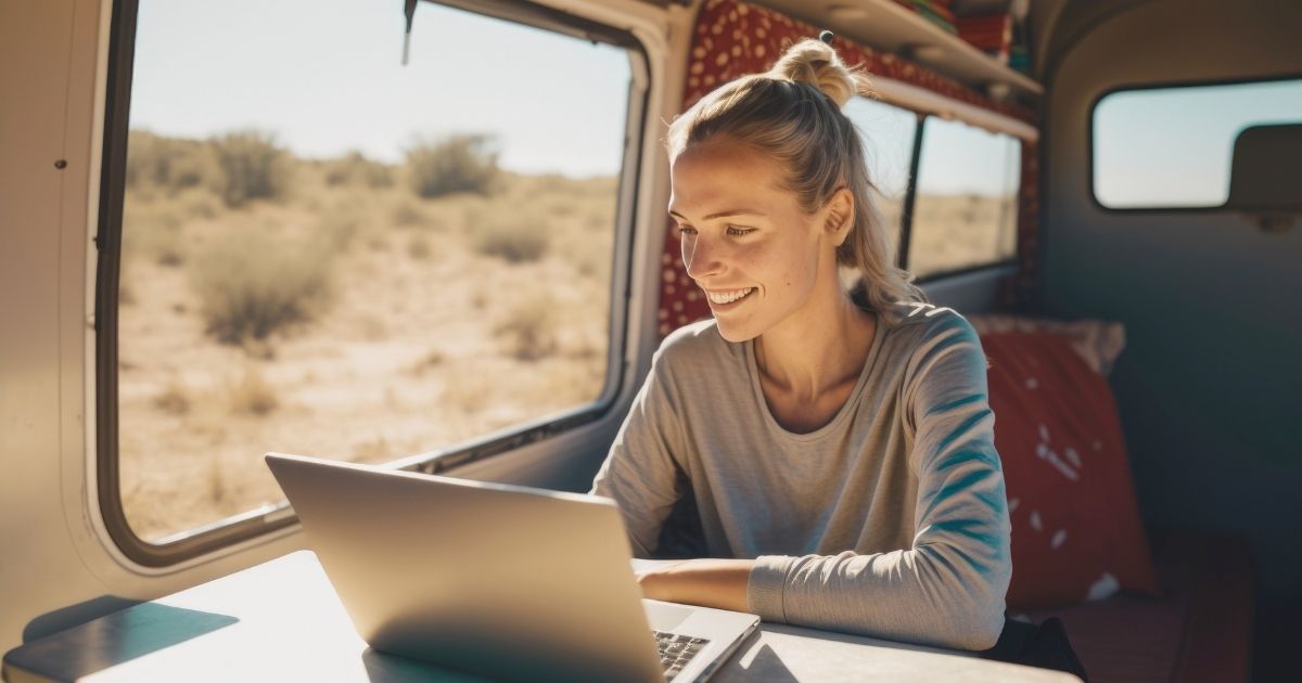 mujer sonriente trabajando en su laptop desde Italia