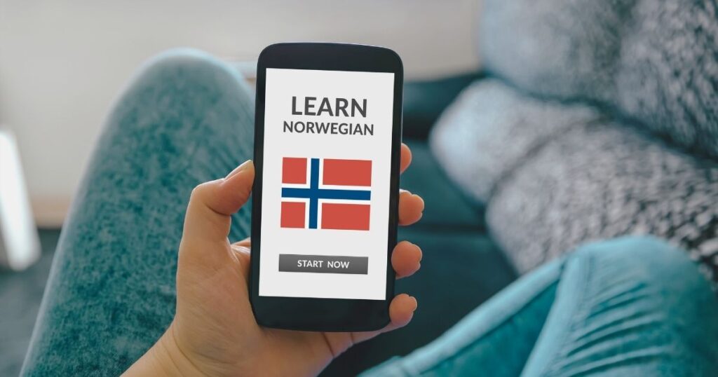 persona aprendiendo el idioma noruego en su celular