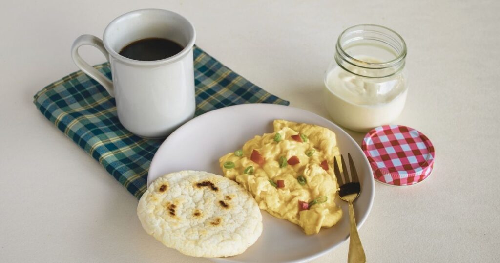 arepa de huevo, plato colombiano servido con café