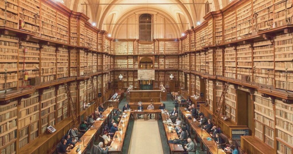 interior con libros en la Biblioteca Angelica en Roma