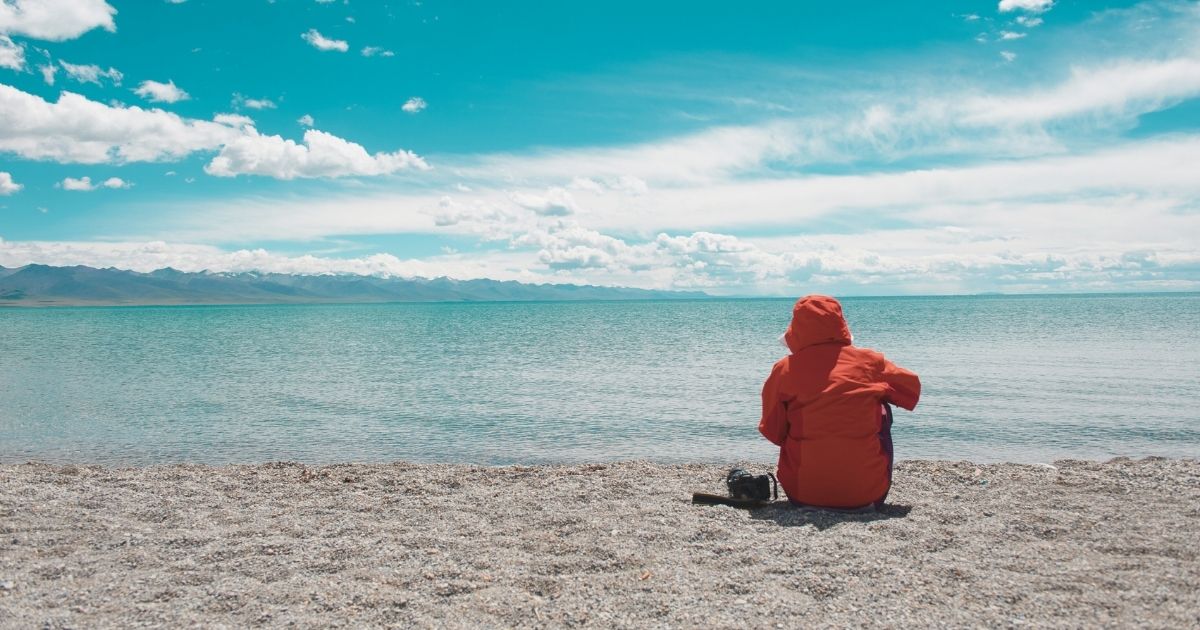 hombre nomada digital viajando solo