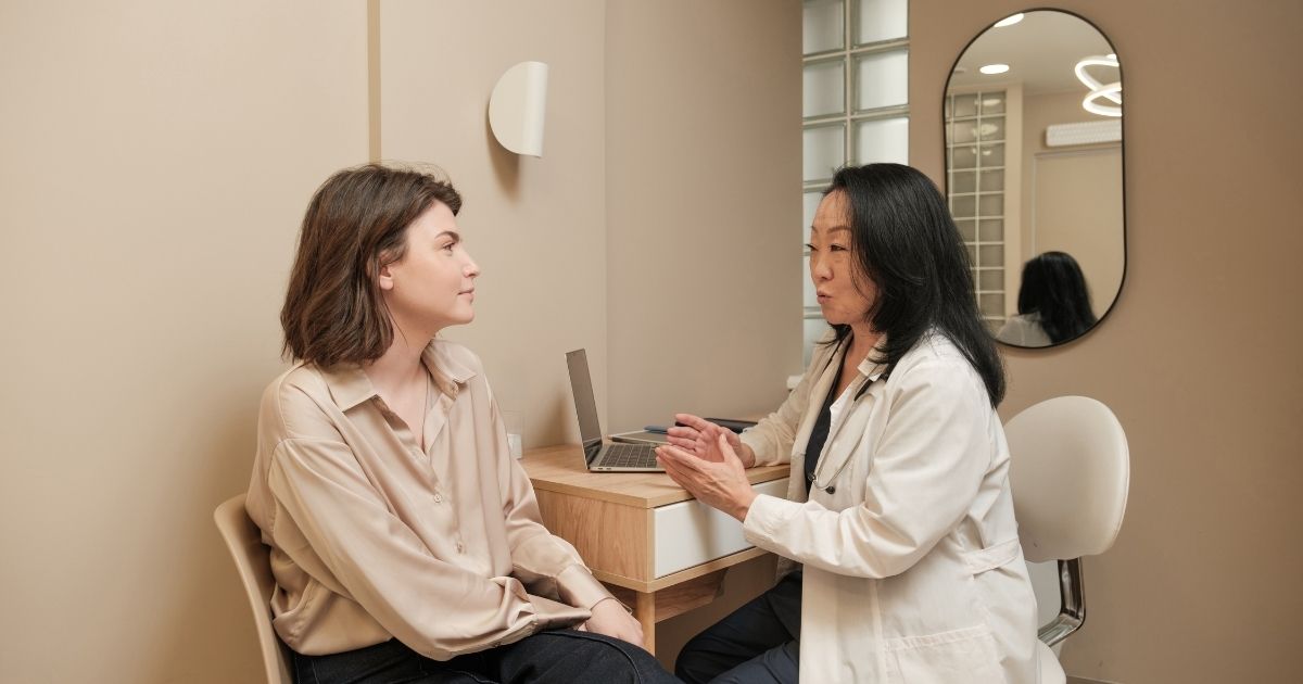 mujer con problema de salud en consulta medica al viajar