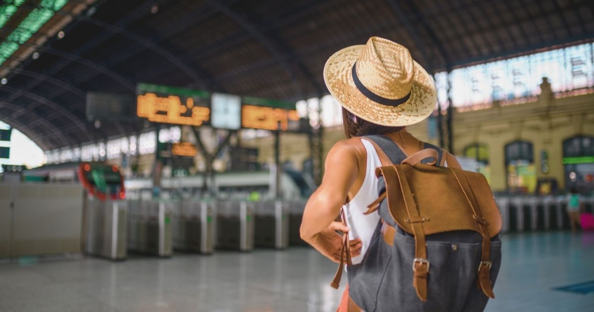 mujer viajante en aeropuerto