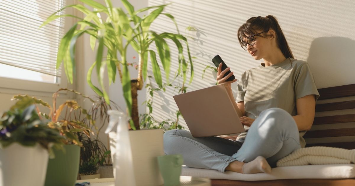 mujer planificando viajes como nomada digital