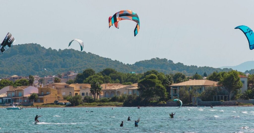 personas disfrutando el kitesurf 