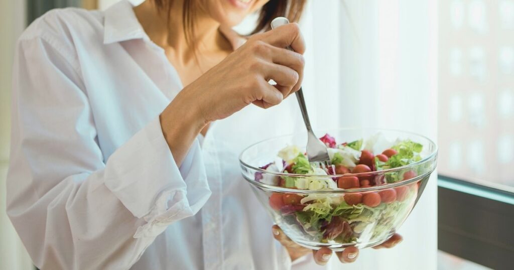 mujer viajante comiendo una ensalada