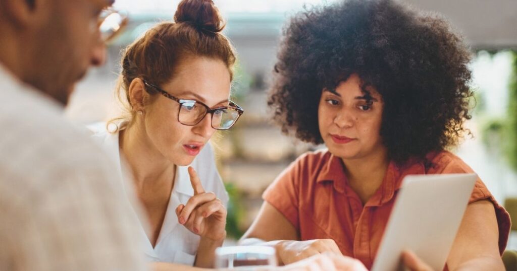 nomadas digitales trabajando juntos