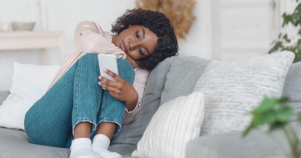 mujer nomada digital enfrentando la soledad al viajar