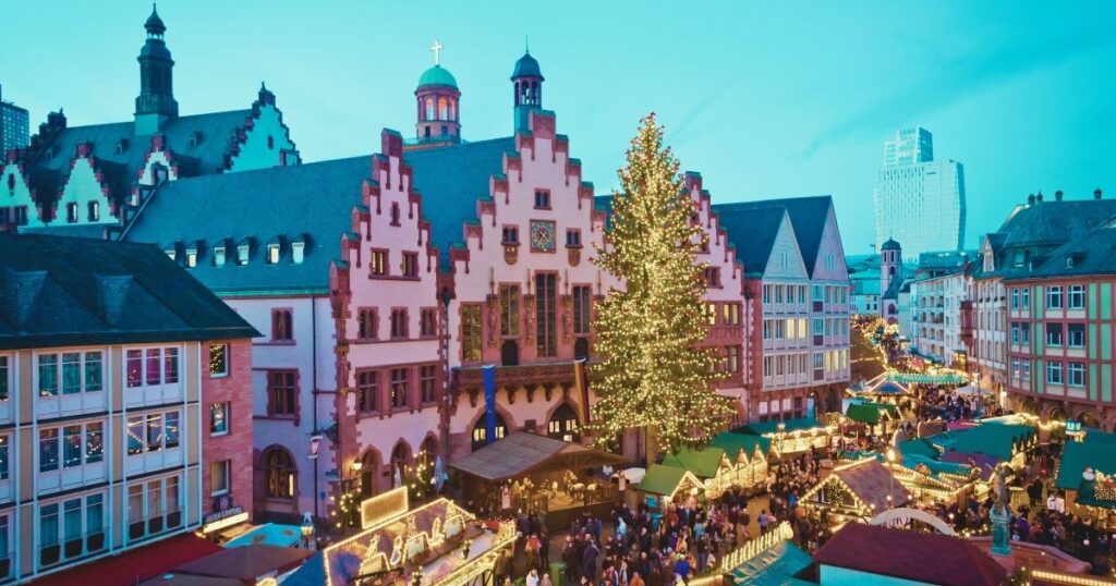 hermoso mercadillo de navidad en Frankfurt, Alemania
