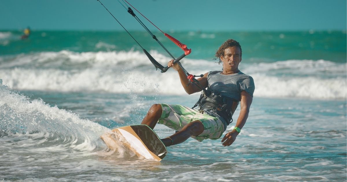 hombre joven haciendo kitesurf