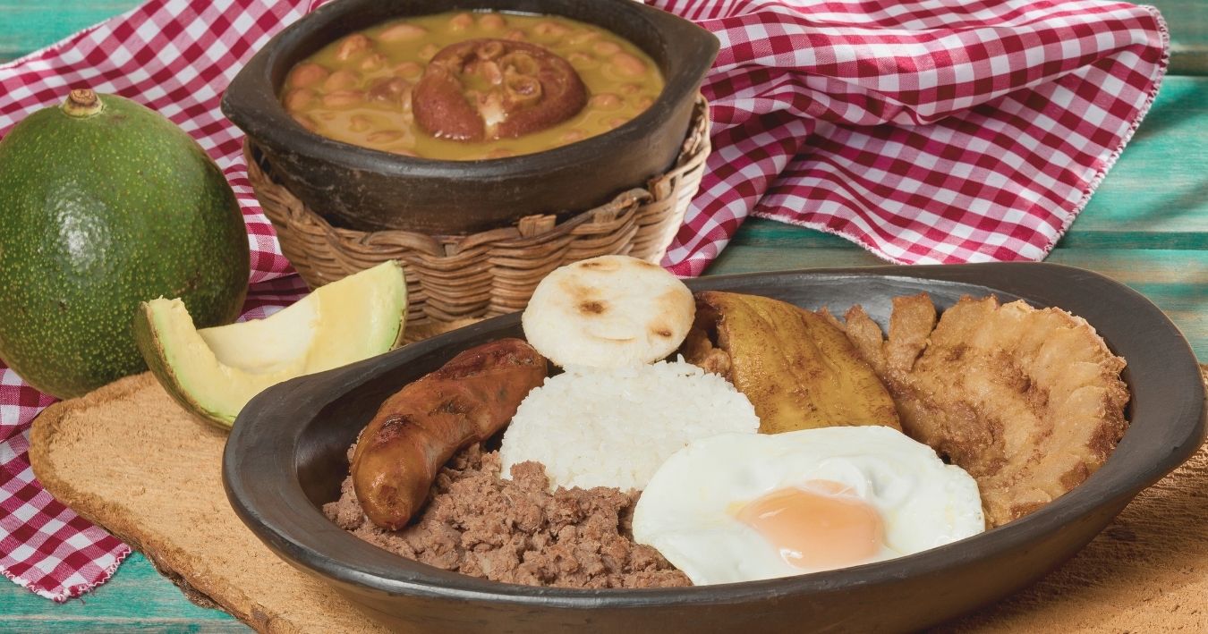 bandeja paisa, uno de los platos tipicos de la gastronomia colombiana