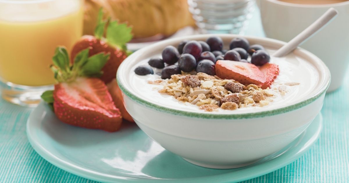 bowl con yogurt, avena y frutas