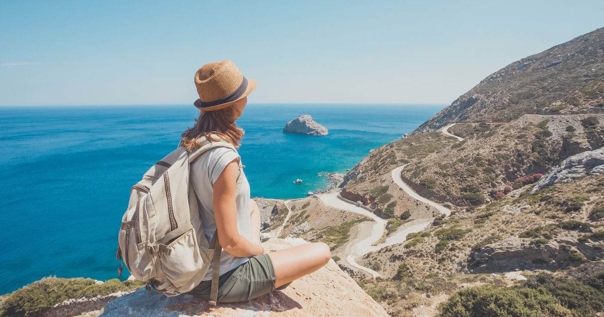 mujer nomada digital haciendo slow travel