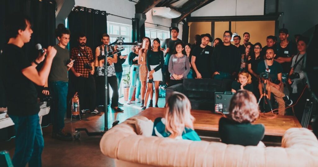 nomadas digitales disfrutando de evento juntos