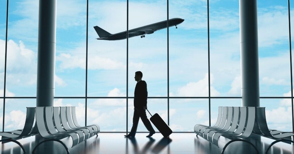 hombre aterrizando en uno de los aeropuertos de España