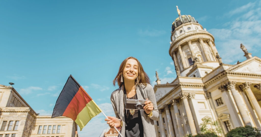 mujer joven disfrutando su vida en Alemania através de la visa de trabajo