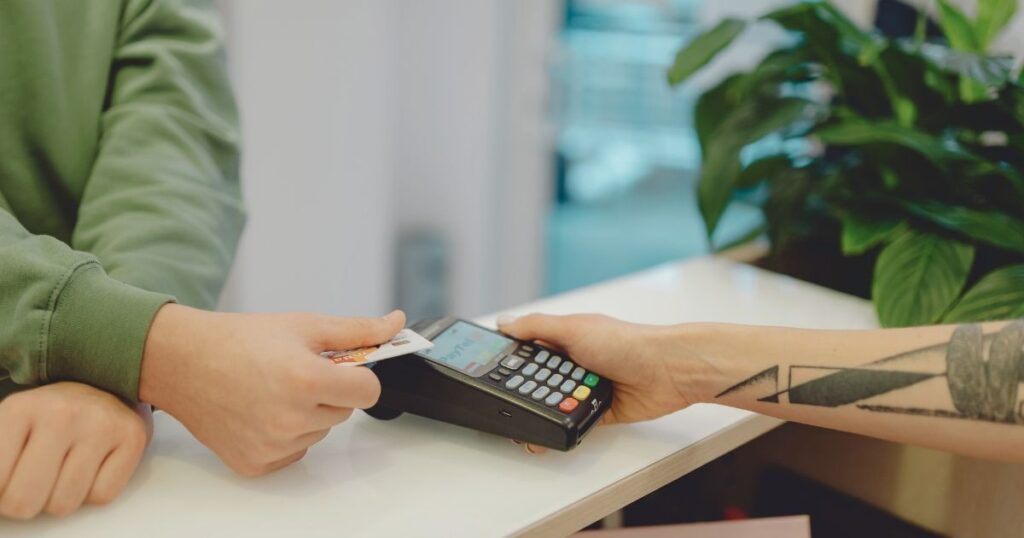 hombre pagando cuenta con la tarjeta de Bunq