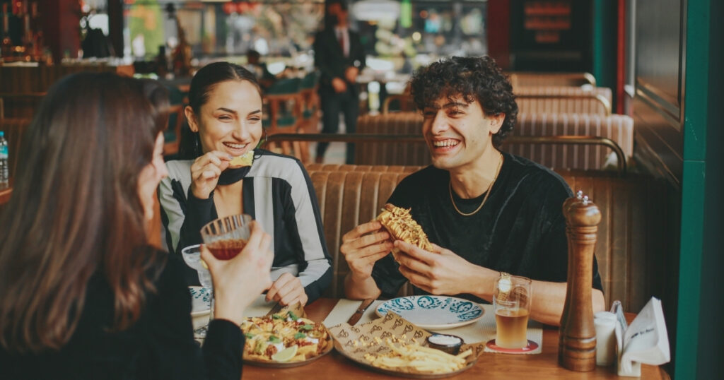 amigos disfrutando de tapas en restaurant en España