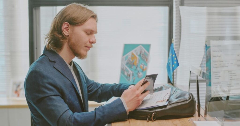 hombre aplicando a la visa de nomada digital en Tailandia