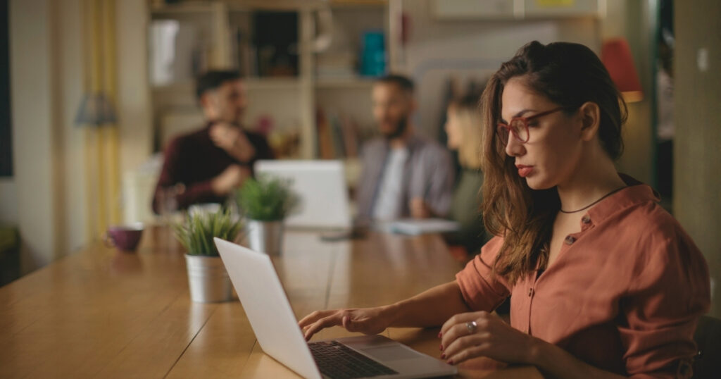 mujer joven trabajando desde un coworking en Barcelona