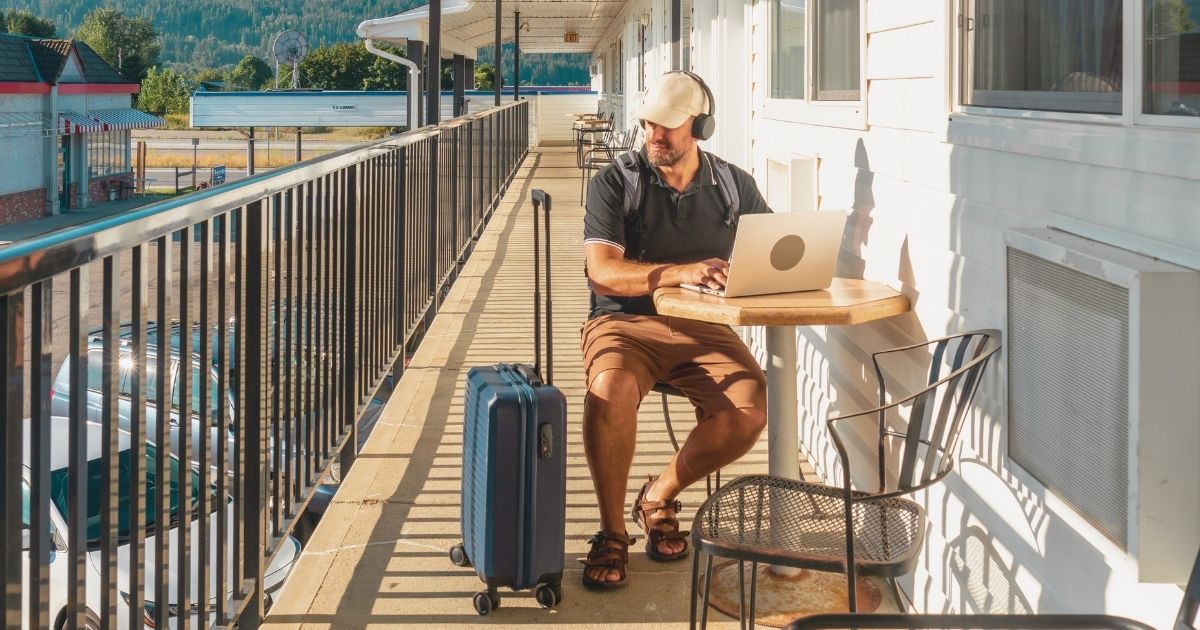 hombre nomada digital buscando trabajo remoto